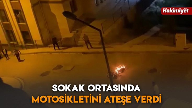 Sokak ortasında motosikletini ateşe verdi