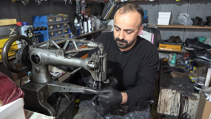 15 yıldır ayakkabı tamir ederek ailesini geçindiriyor