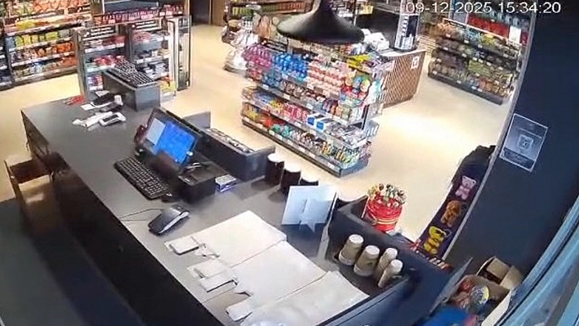 4.2'lik deprem anı güvenlik kamerasına yansıdı