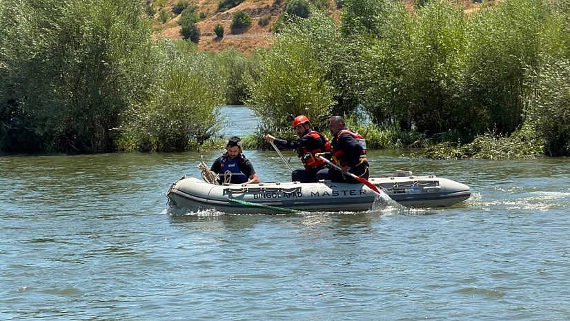Baraj kapakları açıldı, Murat nehrinin ortasında mahsur kaldı