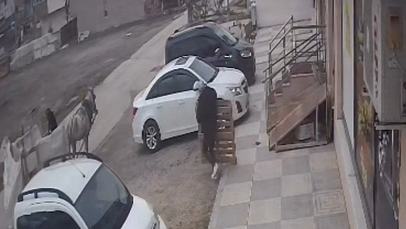 Bina önünden malzemeleri izinsiz alan şahıslar kameraya yakalandı