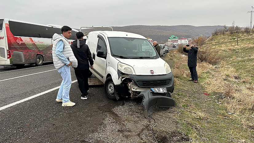 Bingöl'de hafif ticari araç elektrik direğine çarptı