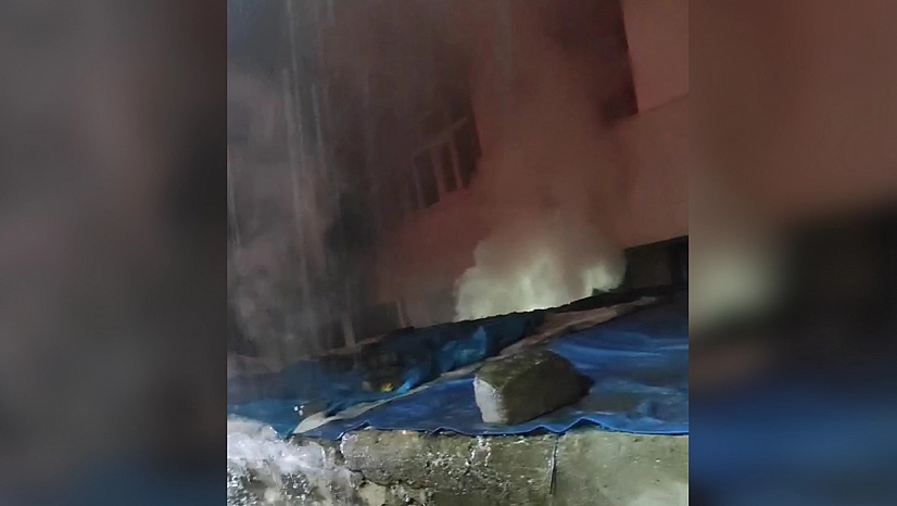 Bingöl'de metruk binada yangın çıktı