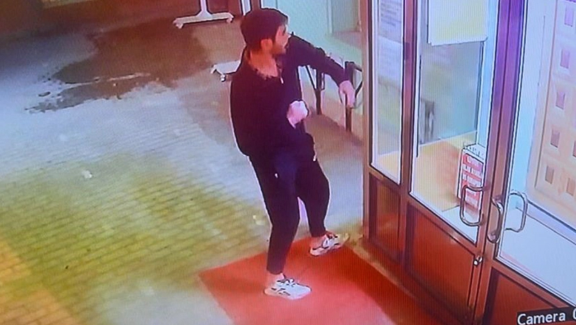 Cami kapısını yumruklayan şahsın saldırı anları güvenlik kamerasında