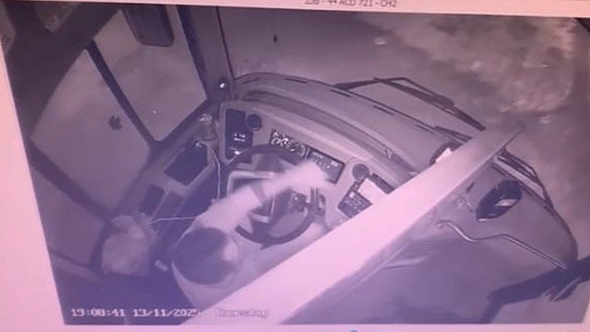 Çok sayıda yolcunun bulunduğu otobüse silahlı saldırı