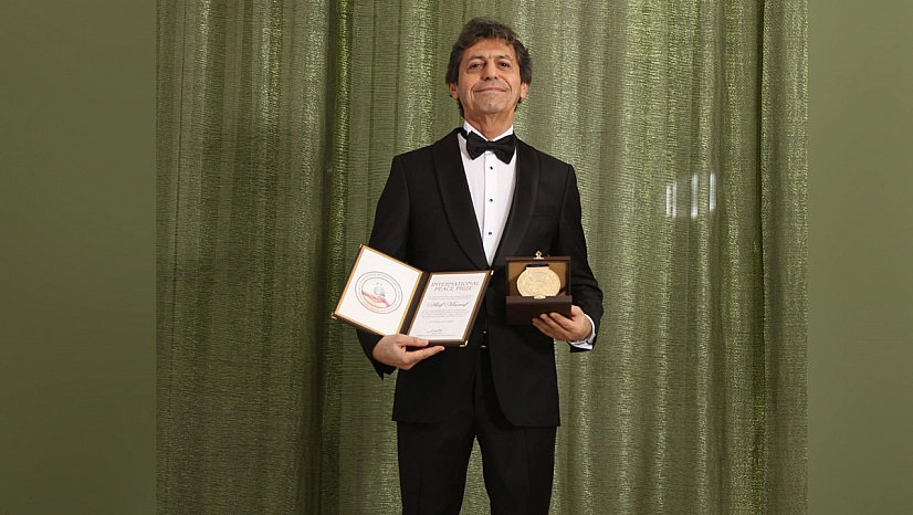 Dünyaca Ünlü Yazar Akif Manaf 2025 Yılı International Peace Prize Ödülü'nü aldı