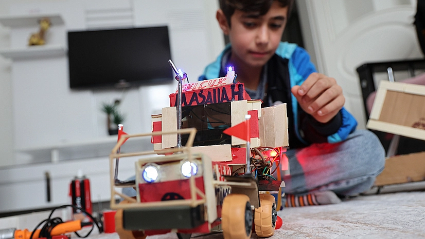 Elazığ'da 12 yaşındaki Selçuk'tan geri dönüşümle traktör maketi