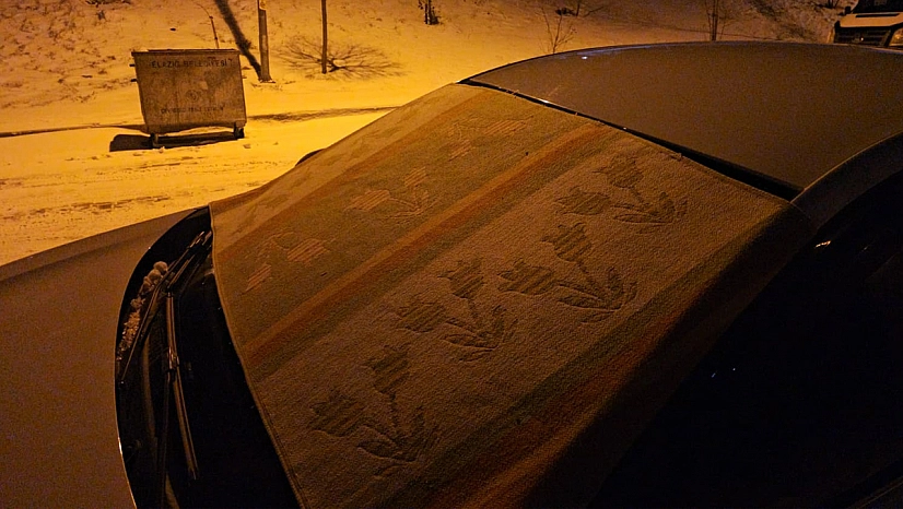 Elazığ'da araçlar dondurucu soğuğa kilimle korunuyor