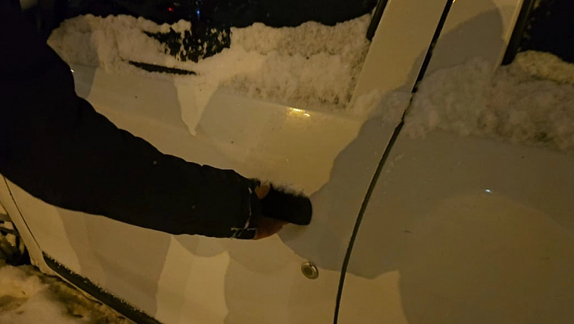 Elazığ'da aşırı soğuktan araçların kapıları dondu