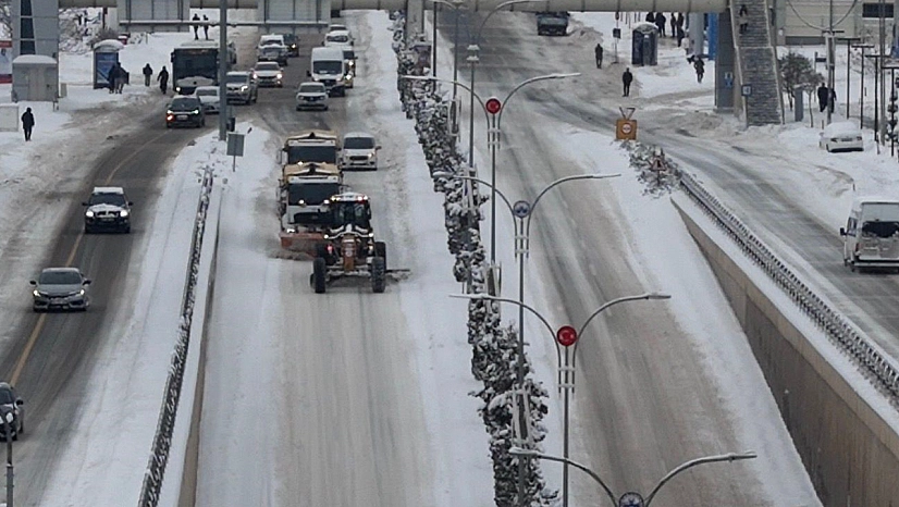 Elazığ'da belediye ekipleri, karla mücadelesini aralıksız sürdürüyor