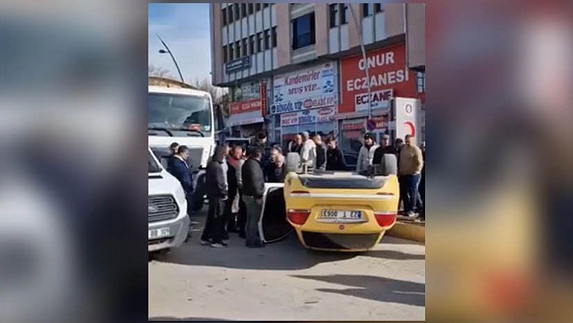 Elazığ'da beton mikseriyle çarpışan taksi ters döndü