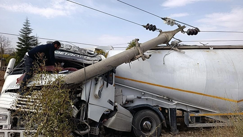 Elazığ'da elektrik direğine çarpan tır kazaya neden oldu