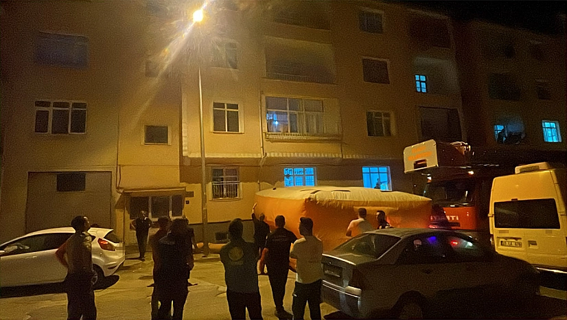 Elazığ'da Evinin balkonundan atlamak isteyen şahsı, polisler ikna etti