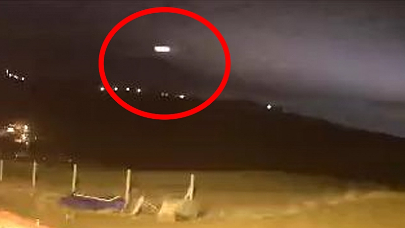 Elazığ'da gökyüzünde  süzülen parlak cisim güvenlik kamerasında
