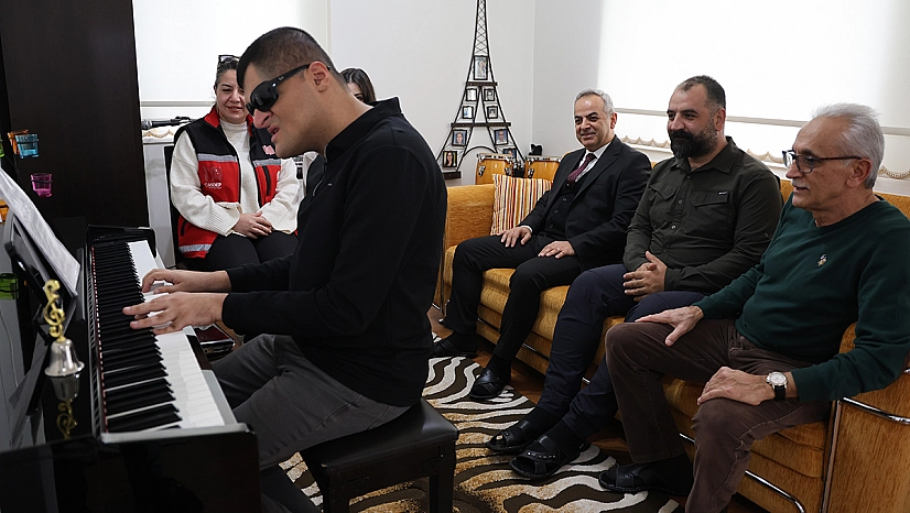 Elazığ'da görme engelli Mehmet Dabakoğlu, konservatuvarı dereceyle tamamladı