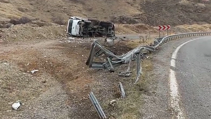 Elazığ'da kamyon devrildi