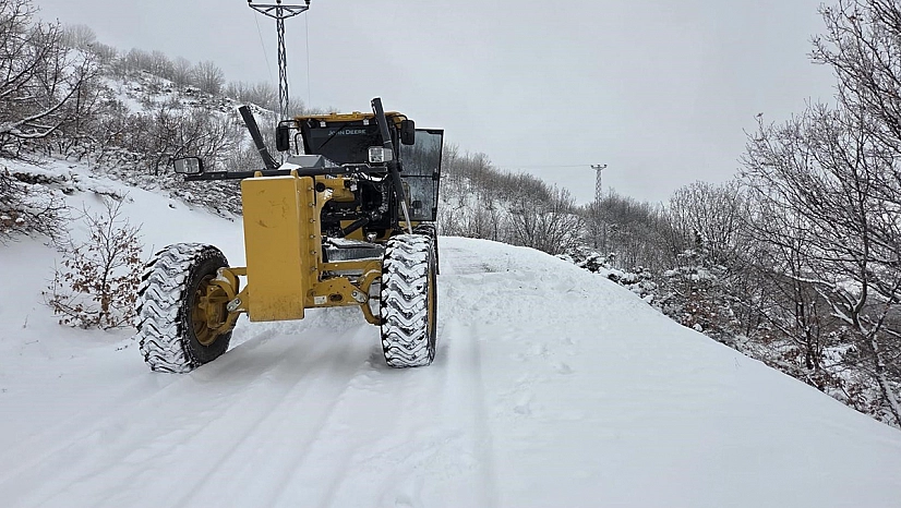 Elazığ'da kar çalışmaları sürüyor: 96 köy yolu açıldı