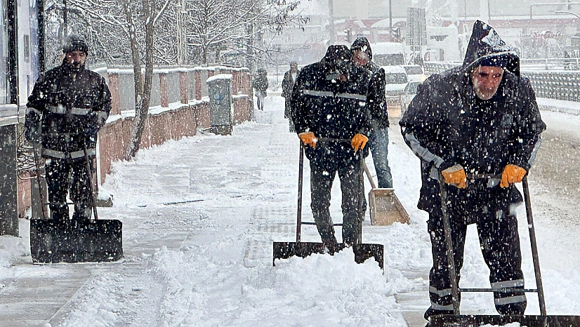 Elazığ'da kar yağışı etkili oldu, belediye ekipleri sahada