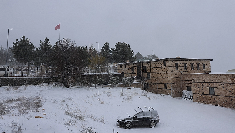 Elazığ'da kar yağışı sürüyor