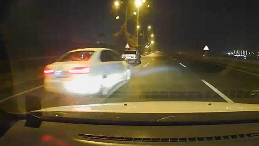 Elazığ'da ıslak yolda makas atan sürücü, kameraya yansıdı