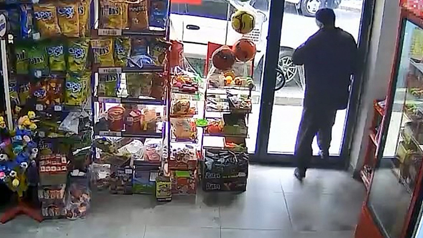 Elazığ'da market çıkışında ilginç anlar: Cam kapıyı fark etmeyen kişi kafasını çarptı