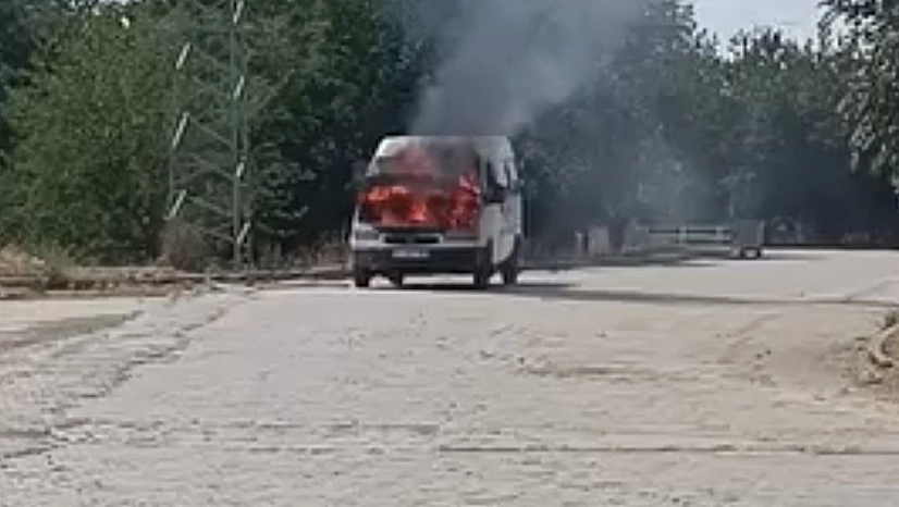 Elazığ'da minibüs alevlere teslim oldu