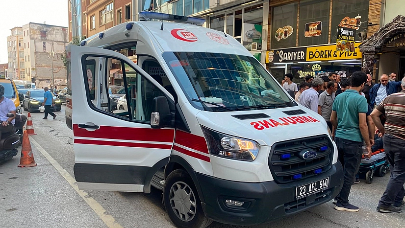 Elazığ'da motosiklet otomobile çarptı: Mağazaya daldı