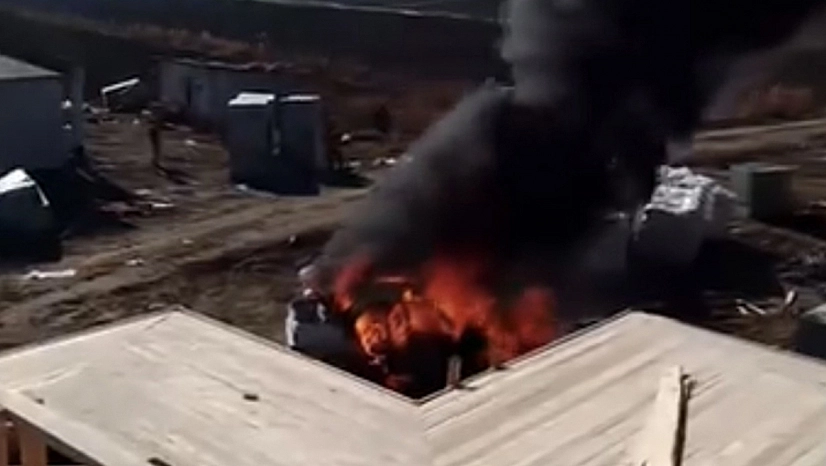 Elazığ'da park halindeki araç alev topuna döndü