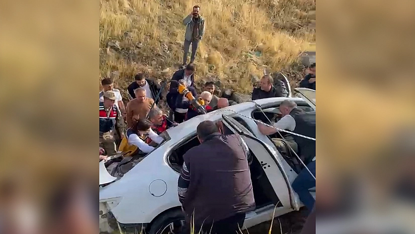 Elazığ'da takla atan araçta can pazarı: 3 yaralı