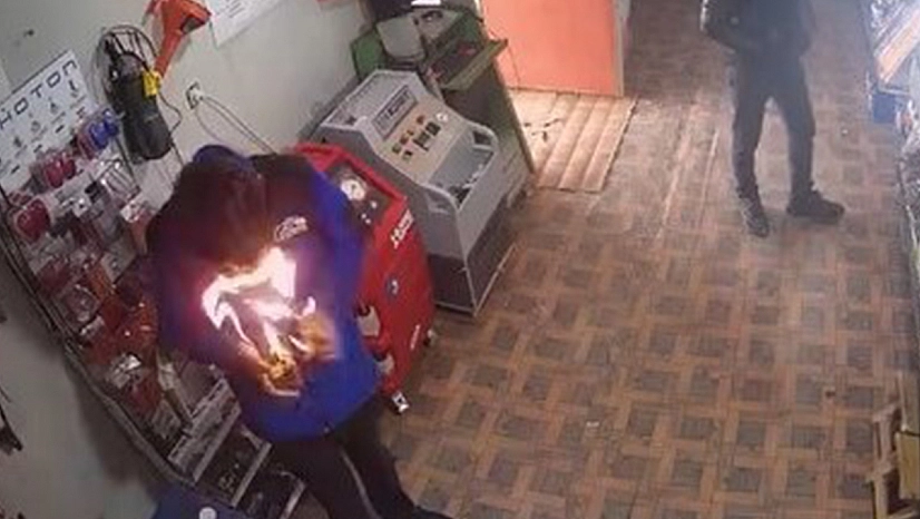 Elazığ'da ilginç anlar: Çakmağı çakınca yüzü alevlerin arasında kaldı