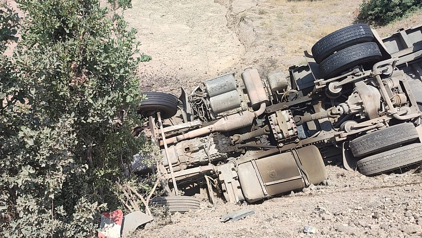 Elazığ'da tır devrildi: 1 yaralı