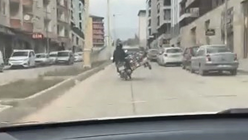 Elazığ'da tüp taşıyan motosiklet sürücüsünden tehlikeli yolculuk