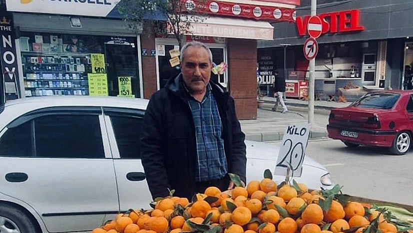 Elazığ'da Yağmura rağmen tablacının alın teri mesaisi