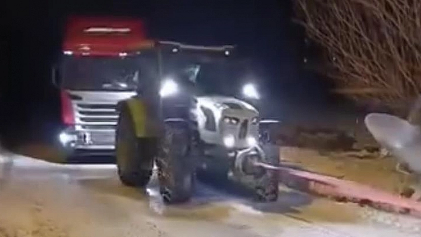 Elazığ'da yolda kalan tır için konvoy seferber oldu