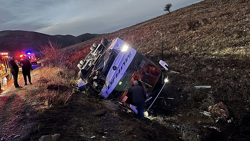 Elazığ firmasına ait yolcu otobüsü devrildi: 2 ölü, 21 yaralı
