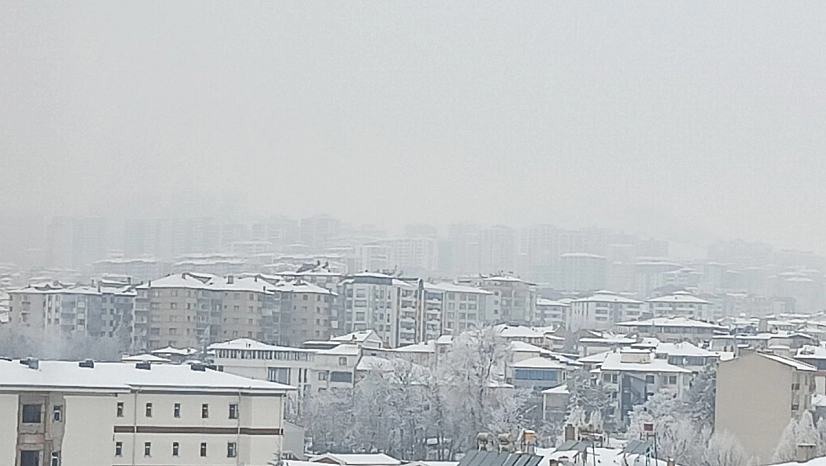 Elazığ'ın yüksek kesimlerini sis kapladı