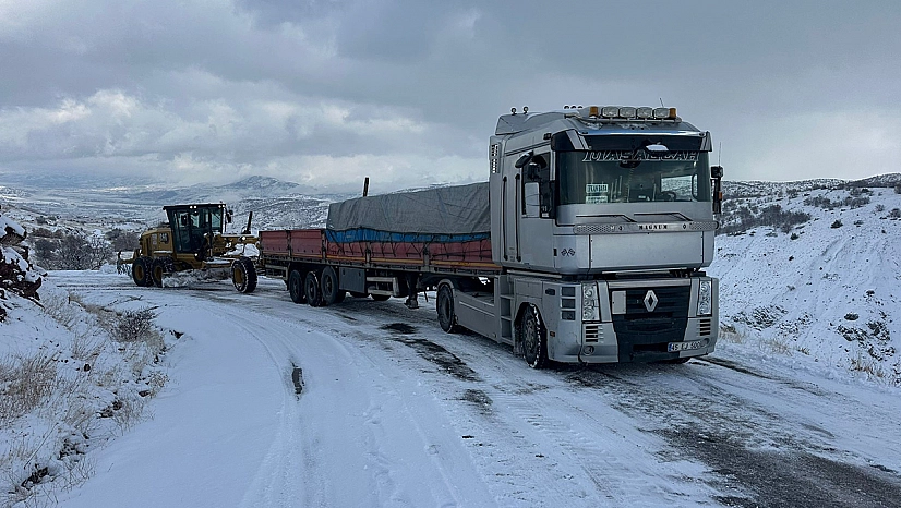 Elazığ Maden'de kar mağduru araçlar kurtarıldı