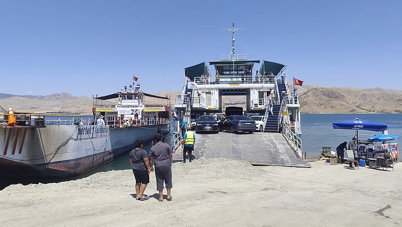 Elazığ-Pertek feribotunda korku dolu anlar: Feribot rüzgara kapıldı