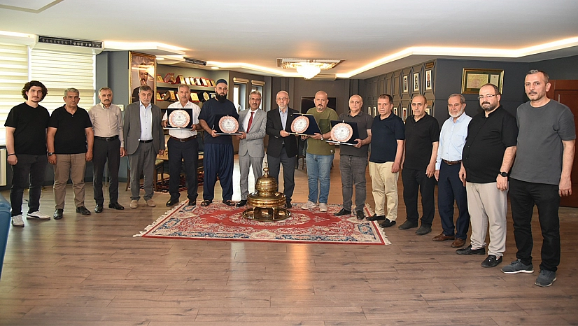Elazığ Ticaret Borsası'nda emek veren meclis üyelerine teşekkür plaketi