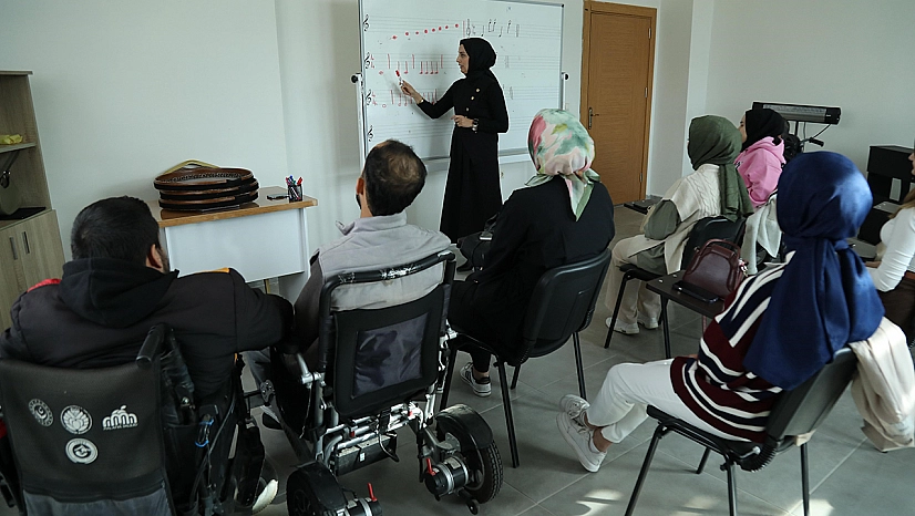Engelsiz Yaşam Merkezi'nde dezavantajlı bireyler sosyal ve kültürel faaliyetlerle destekleniyor