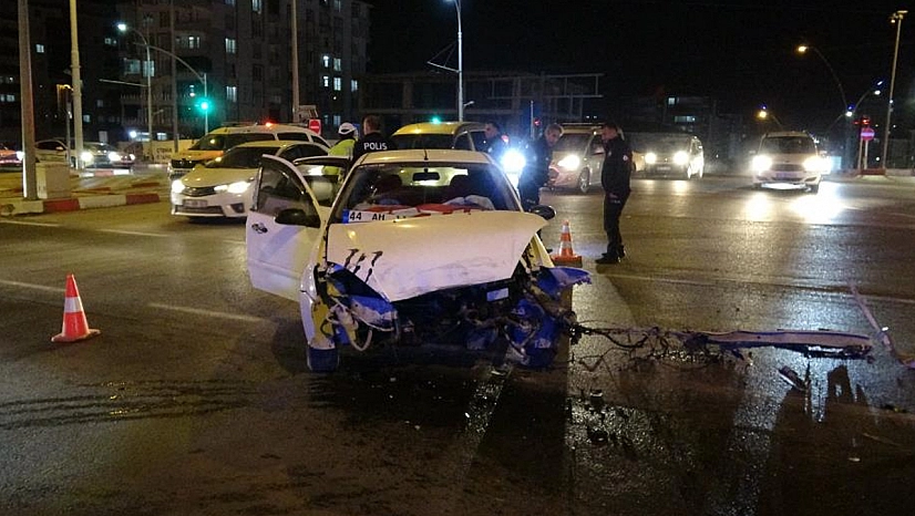 İki aracın çarpıştığı kazada ortalık savaş alanına döndü