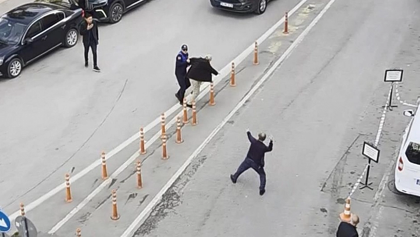 İki yaşlı adamın kavgasını araya girenler önledi