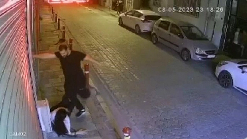 İzmir'de sokak ortasında kadına öldüresiye şiddet kamerada