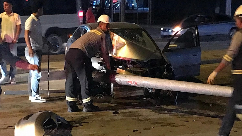 Kontrolden çıkan otomobil aydınlatma direğini devirdi