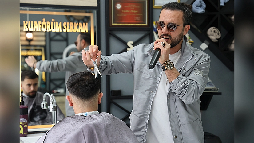 Makas susmuyor, mikrofon konuşuyor: Elazığ'da müzikli kuaför