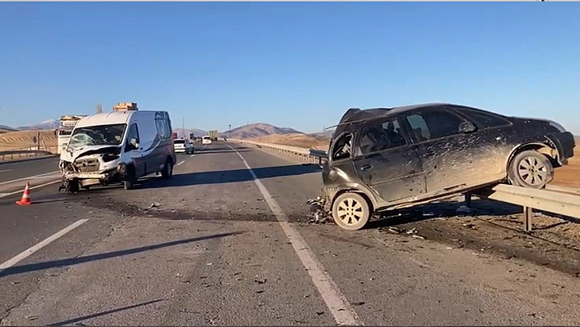 Malatya'da minibüs ile otomobil çarpıştı: 1'i ağır 3 yaralı