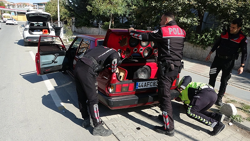Malatya'da polisten kaçan araç kaza yaptı: 41 uyuşturucu hap ele geçirildi