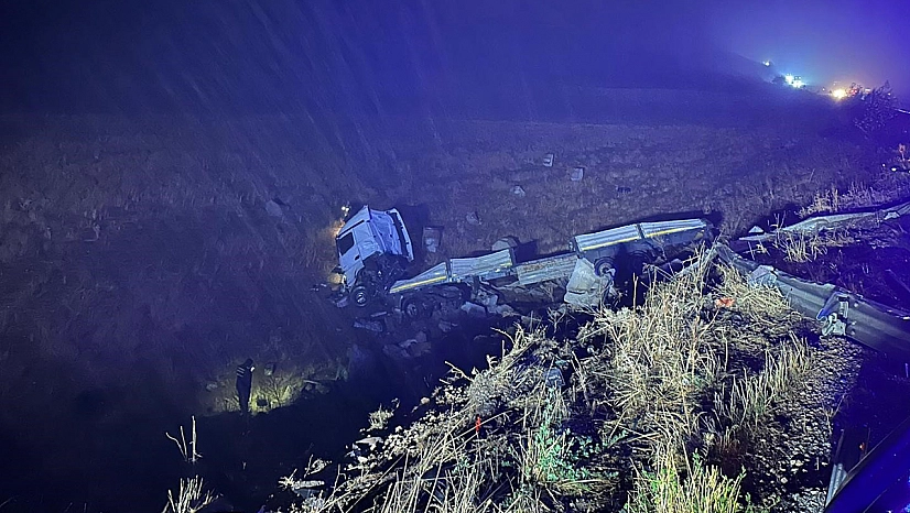Malatya'da şarampole devrilen çekicinin sürücüsü hayatını kaybetti