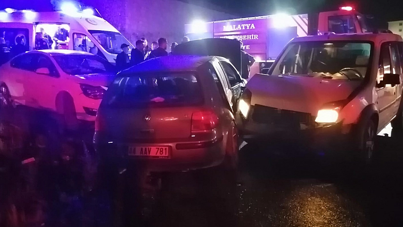 Malatya'da üç aracın karıştığı kazada 2 kişi yaralandı