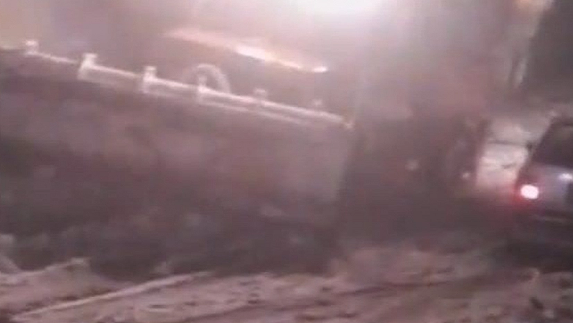 Malatya'da yoğun kar yağışı etkili oldu, çok sayıda araç yolda kaldı